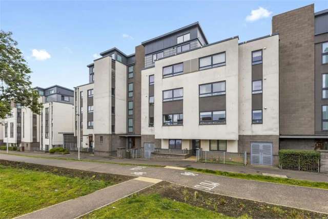 2 Bed Flat - Second Floor with 1 Reception Room