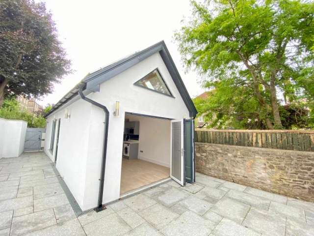 Cottage For Rent in Bristol, England