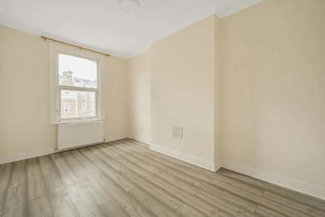 Maisonette to rent in Kew Bridge Road, Brentford TW8