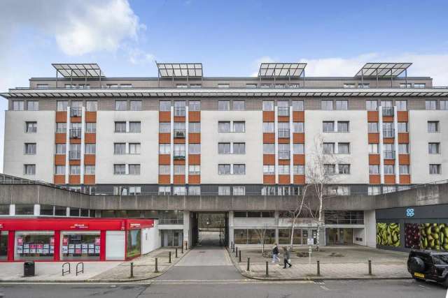 Flat Under Offer in London, England