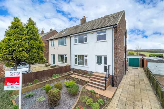 House For Sale in Leeds, England