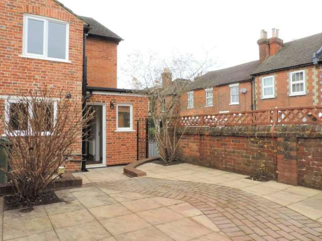 Semi-detached house For Rent in Guildford, England