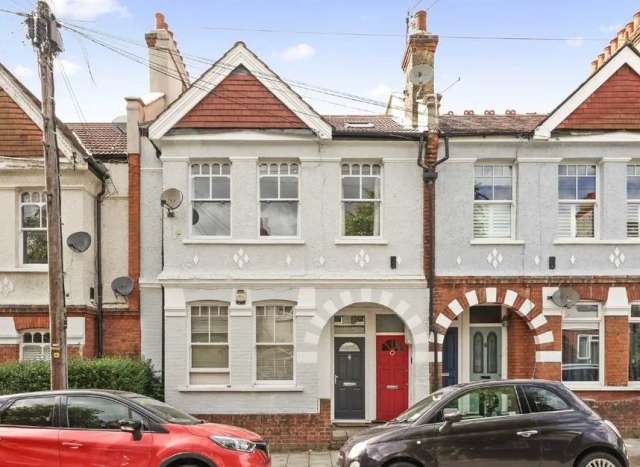 Maisonette For Sale in London, England