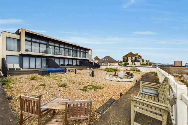 Apartment For Sale in Folkestone and Hythe District, England