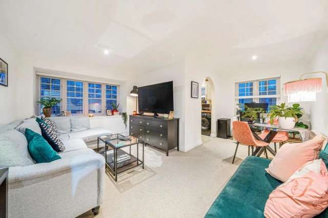 Flat Under Offer in London, England