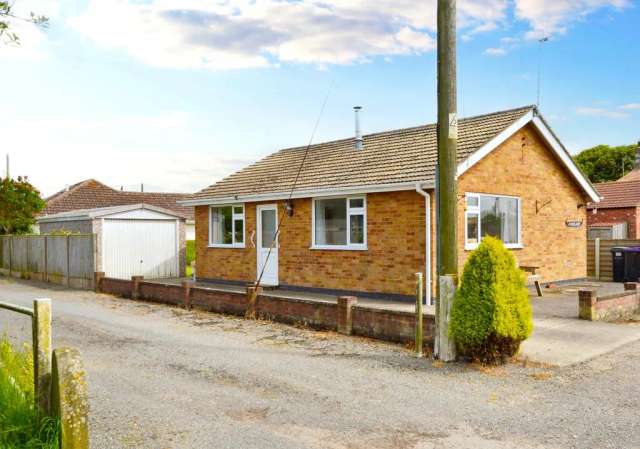 2 bedroom detached bungalow for sale