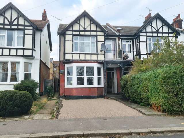 Flat For Sale in Southend-on-Sea, England