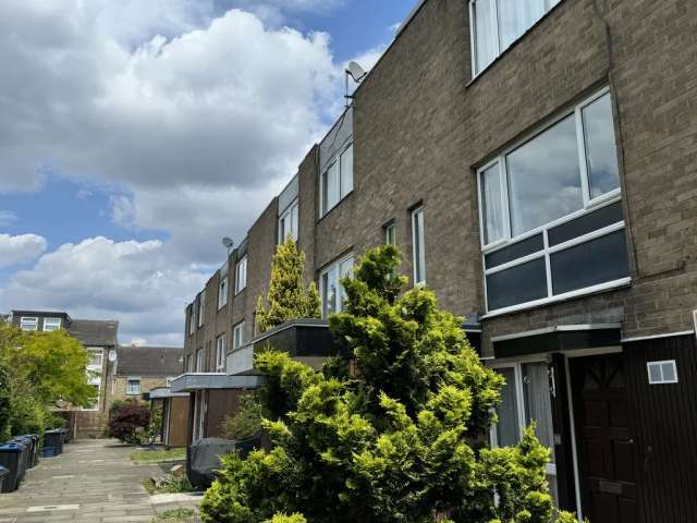 Maisonette For Sale in London, England