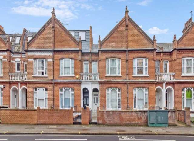 Maisonette For Sale in London, England