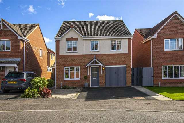 3 Bed House - Detached with 1 Reception Room