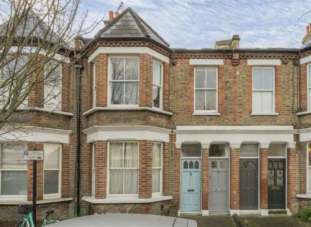 Maisonette For Sale in London, England