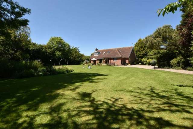 Bungalow For Sale in Hull, England