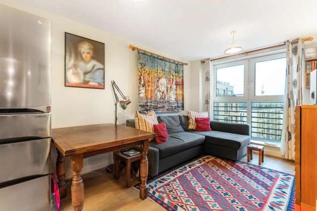 Flat Under Offer in London, England