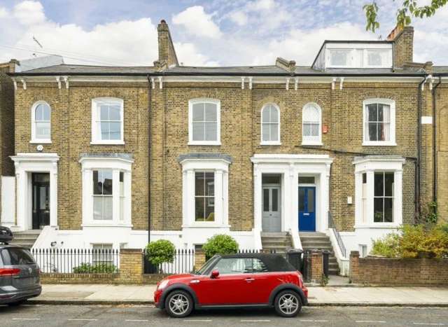 Maisonette For Sale in London, England