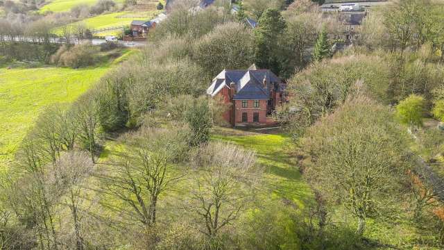 Detached House for sale with 5 bedrooms, Rochdale Road East, Marland