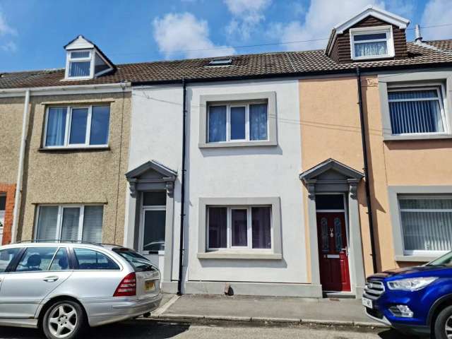 5 bedroom terraced house for sale