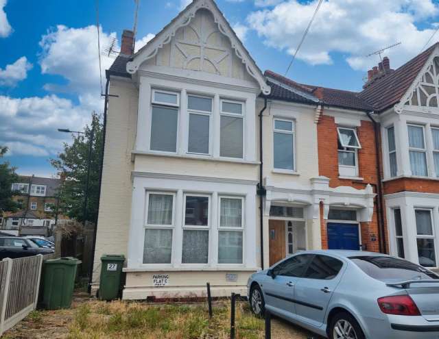 Flat For Sale in Southend-on-Sea, England