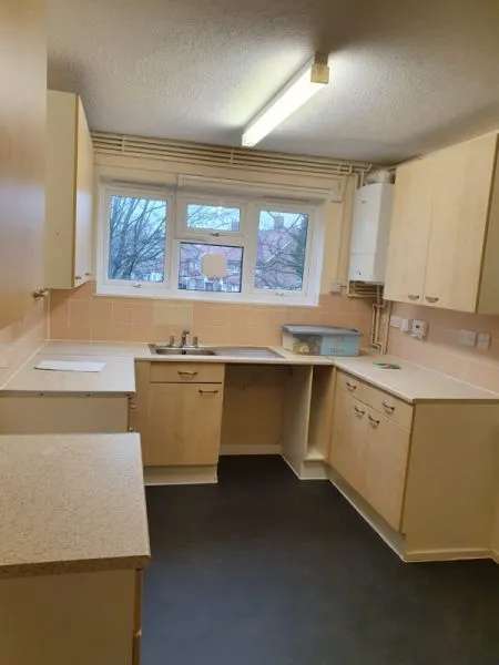 Flat For Rent in Elmbridge, England