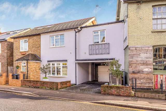 House Under Offer in London, England