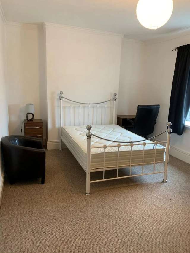 5 bedroom terraced house to rent