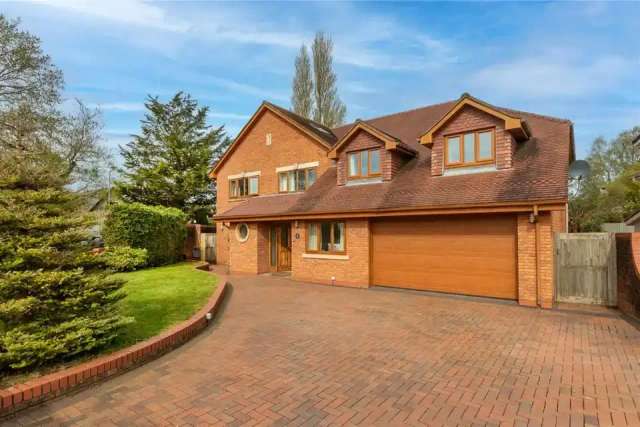 6 bedroom detached house for sale