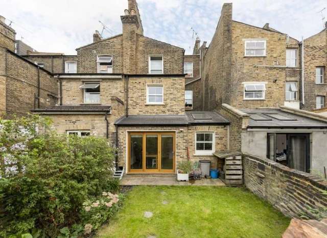 Maisonette For Sale in London, England