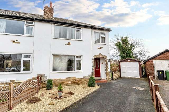 House For Sale in Leeds, England