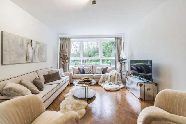 Flat Under Offer in London, England