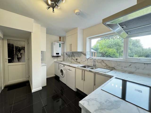 4 bedroom semi-detached house to rent