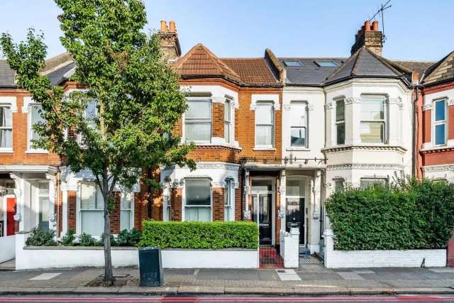 House Under Offer in London, England