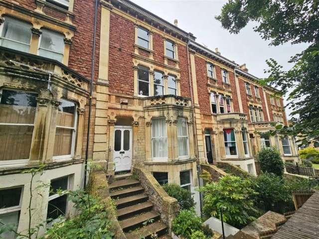 Maisonette For Sale in Bristol, England