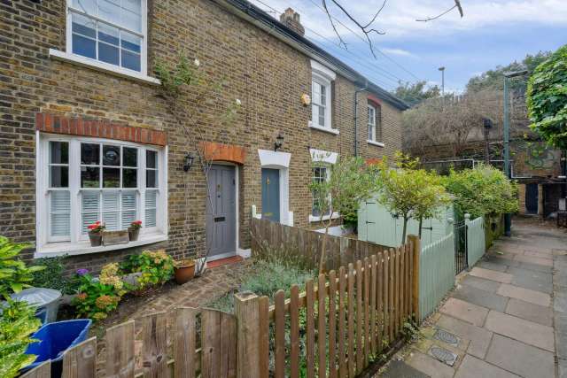 Cottage to rent with 3 bedrooms, Malthouse Passage, London