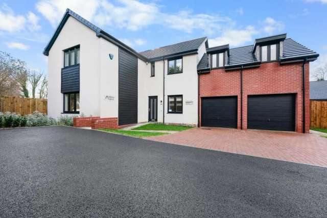 5 bedroom detached house for sale