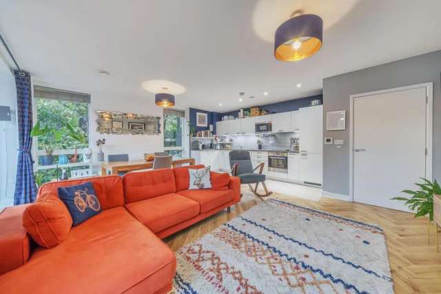 Flat Under Offer in London, England