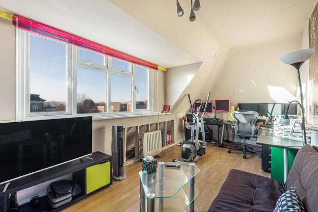 Flat Under Offer in London, England