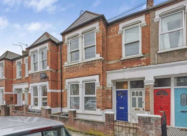 Maisonette For Sale in London, England