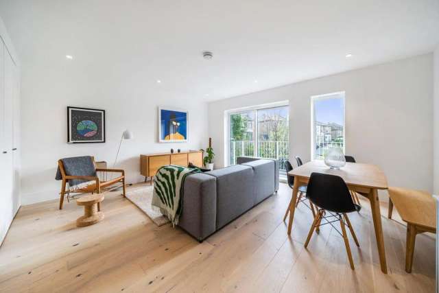 Flat Under Offer in London, England