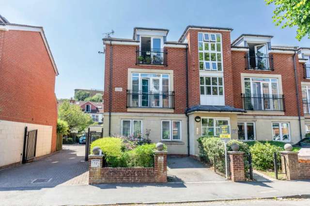 Flat For Sale in Bristol, England