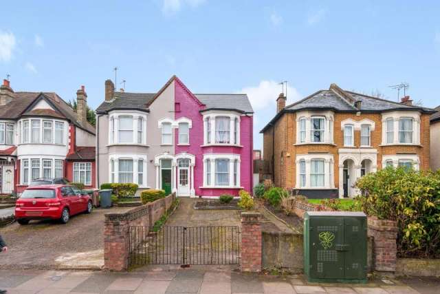 House Contracts Exchanged in London, England