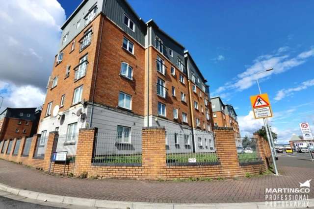 Flat For Sale in Cardiff, Wales