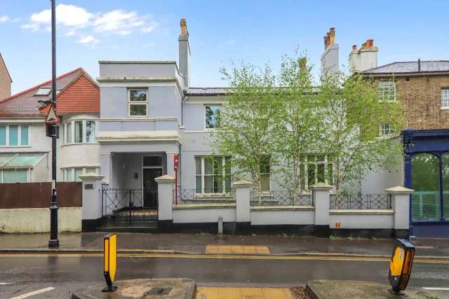 Maisonette For Sale in London, England