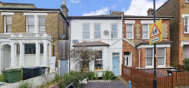 Maisonette For Sale in London, England