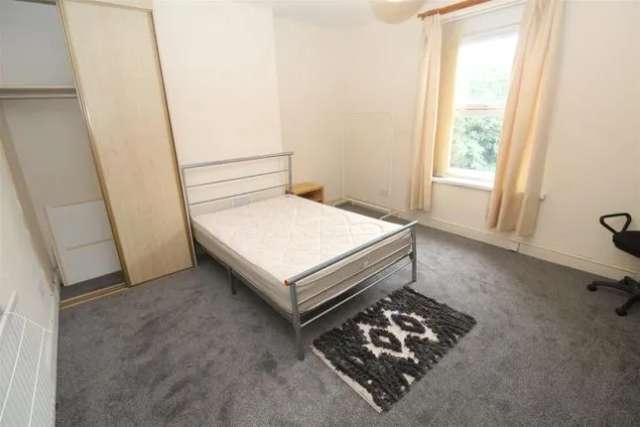 Flat to rent in Oakfield Street, Roath, Cardiff CF24