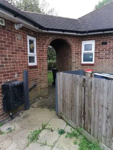 Bungalow For Rent in Hertsmere, England