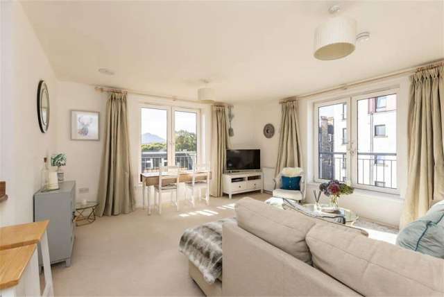 3 Bed Flat - Fourth Floor with 1 Reception Room