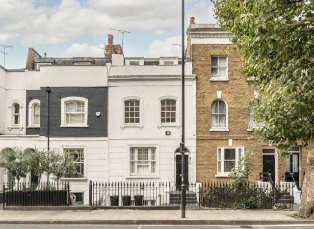 Maisonette For Sale in London, England