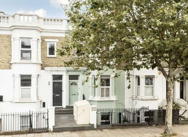 Maisonette For Sale in London, England