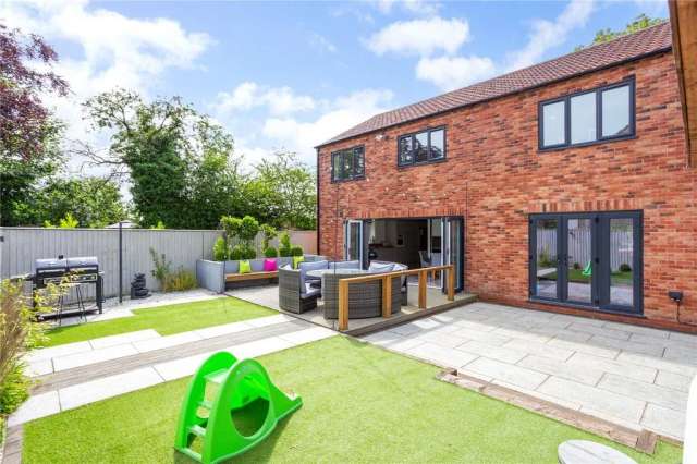 5 bedroom link detached house for sale