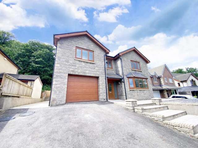 6 bedroom detached house for sale