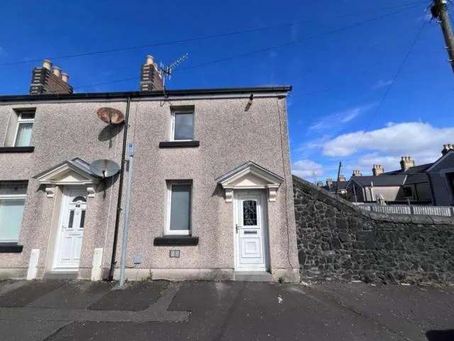 3 bedroom end of terrace house to rent